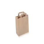 Braune Papiertragetasche 22x11x36 cm aus Kraftpapier mit Flachhenkel, ideal für den Einzelhandel und Take-away.
